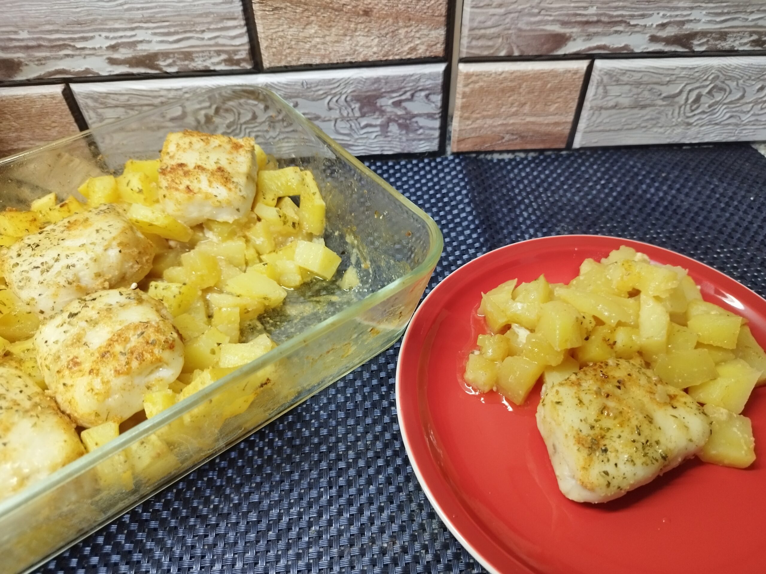 Medalhões de pescada, com batatas no forno.