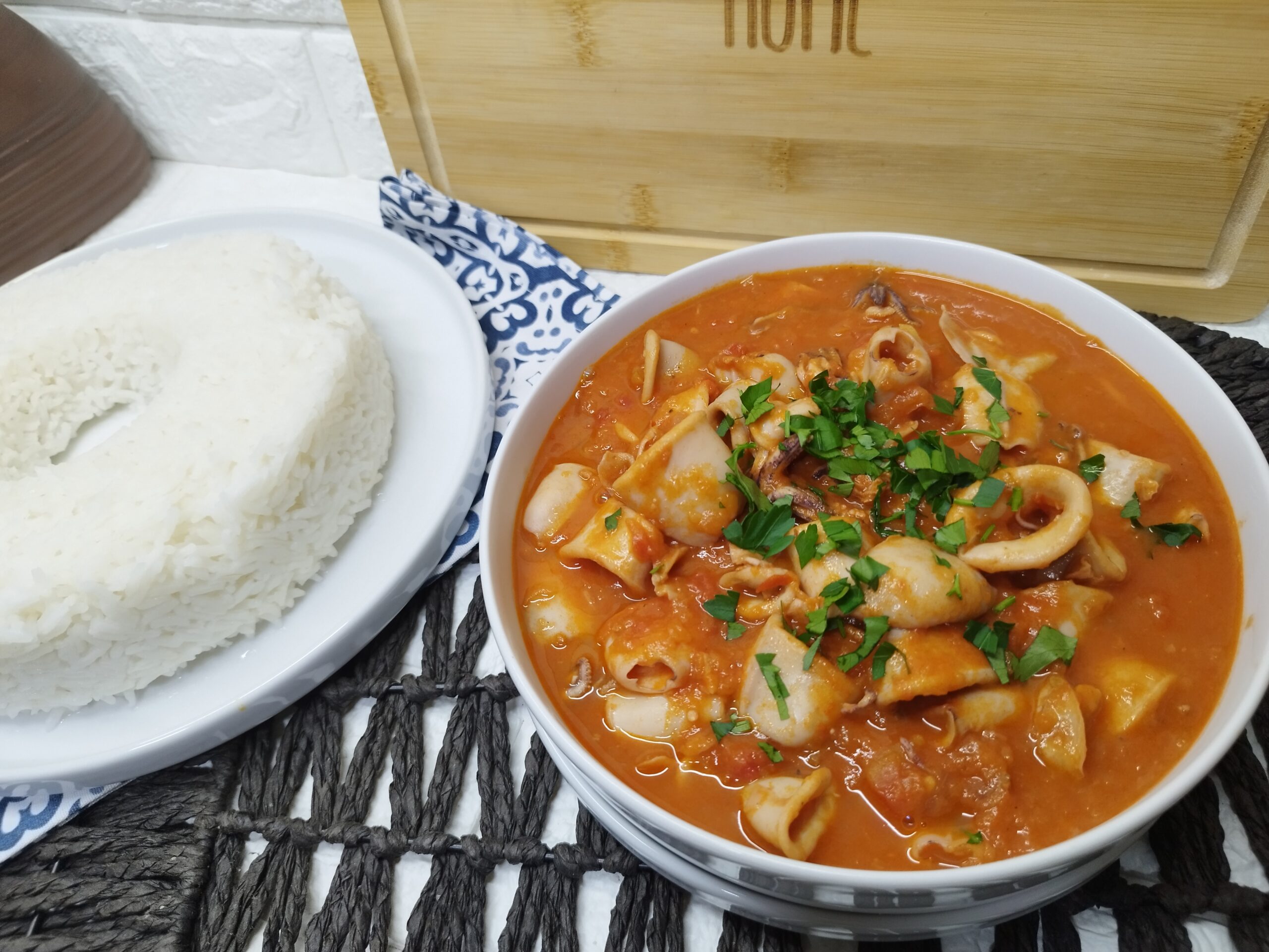 Lulas guisadas com arroz branco – Cozinhar em pirâmide.