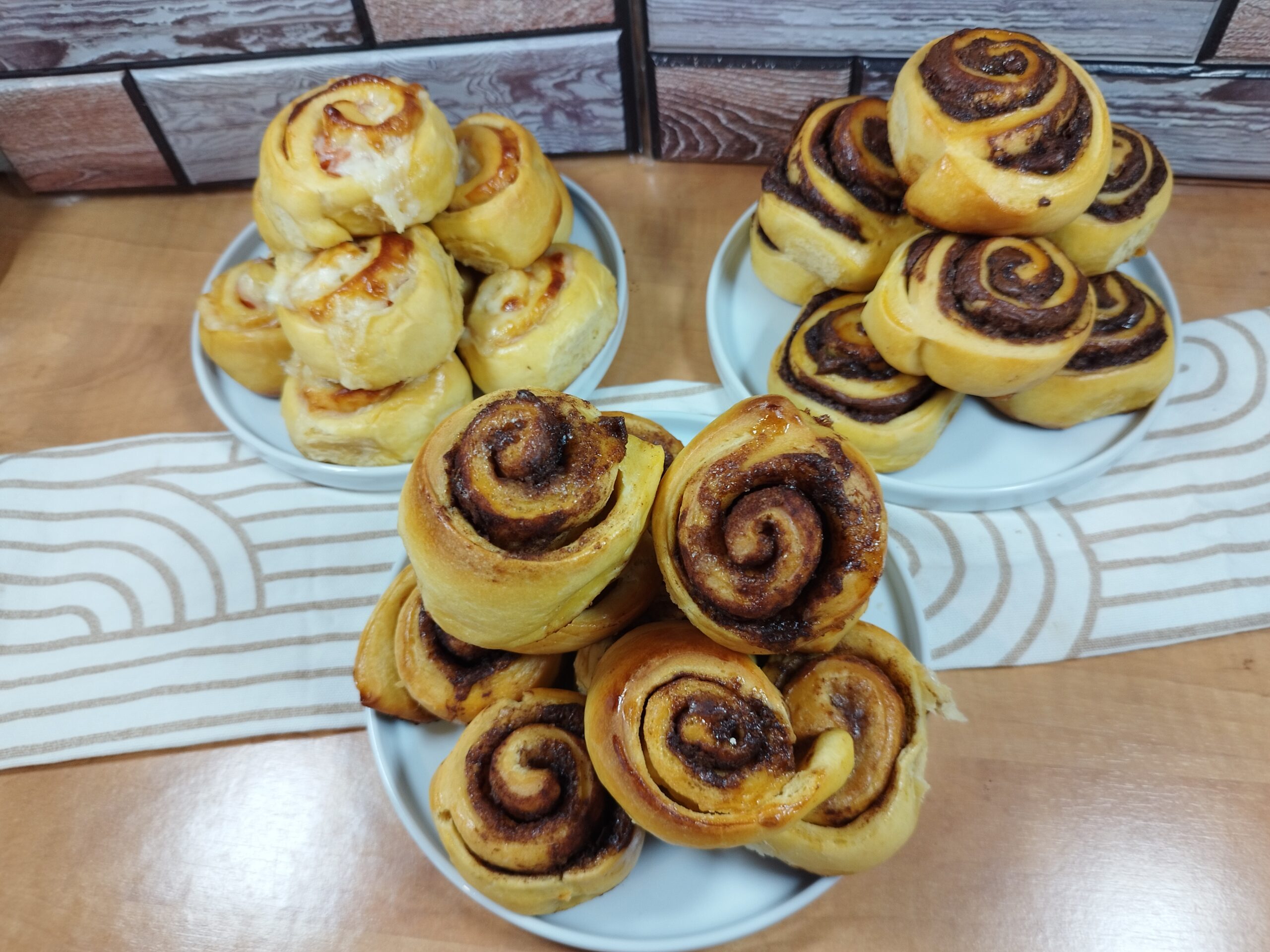 Rolos de canela, chocolate e mistos.
