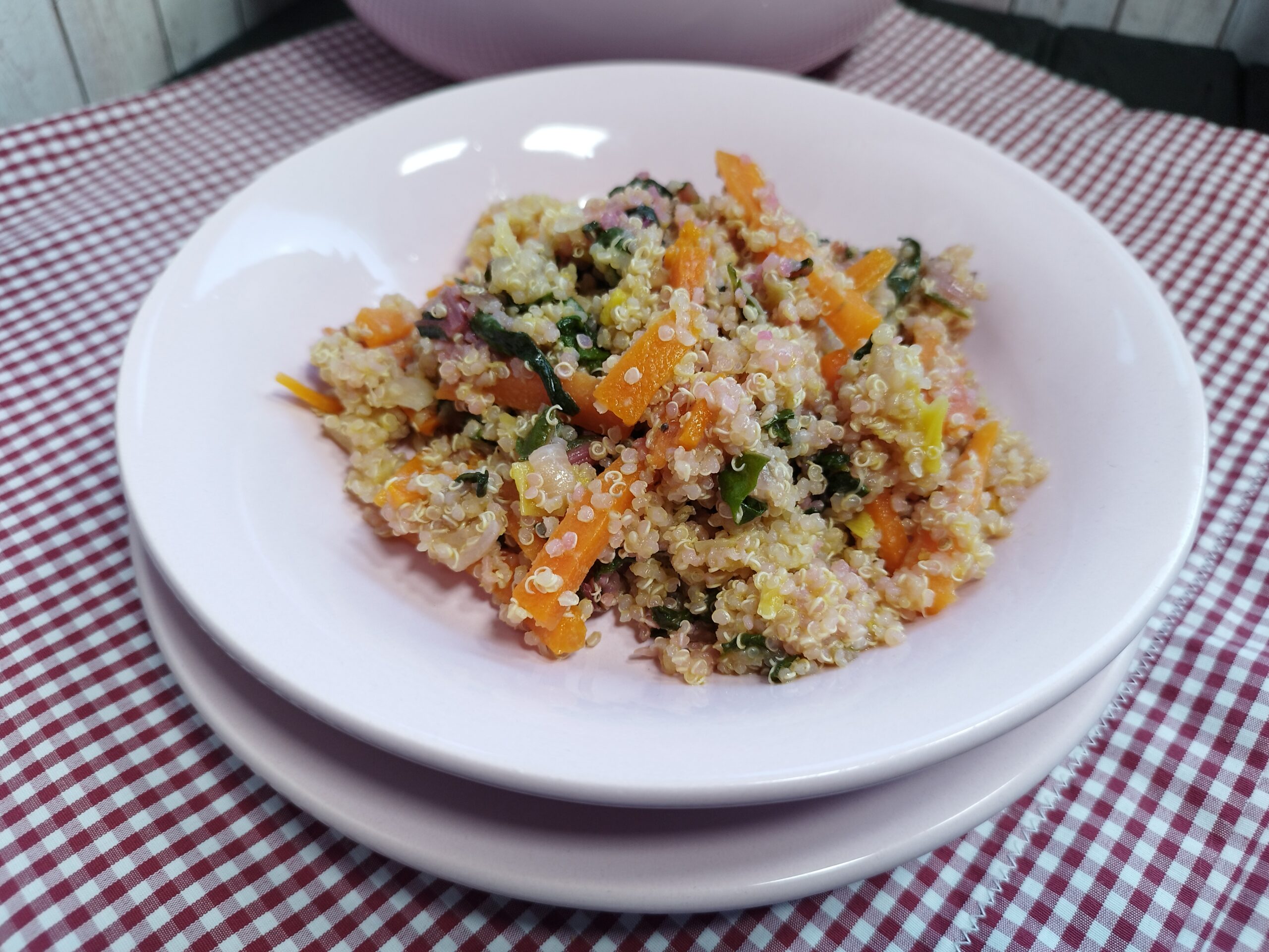 Quinoa com acelgas e legumes salteados (vegan)