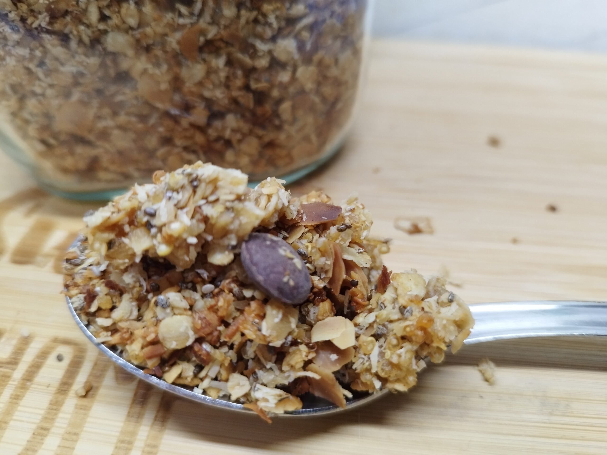 Granola com quinoa, chia e chocolate.