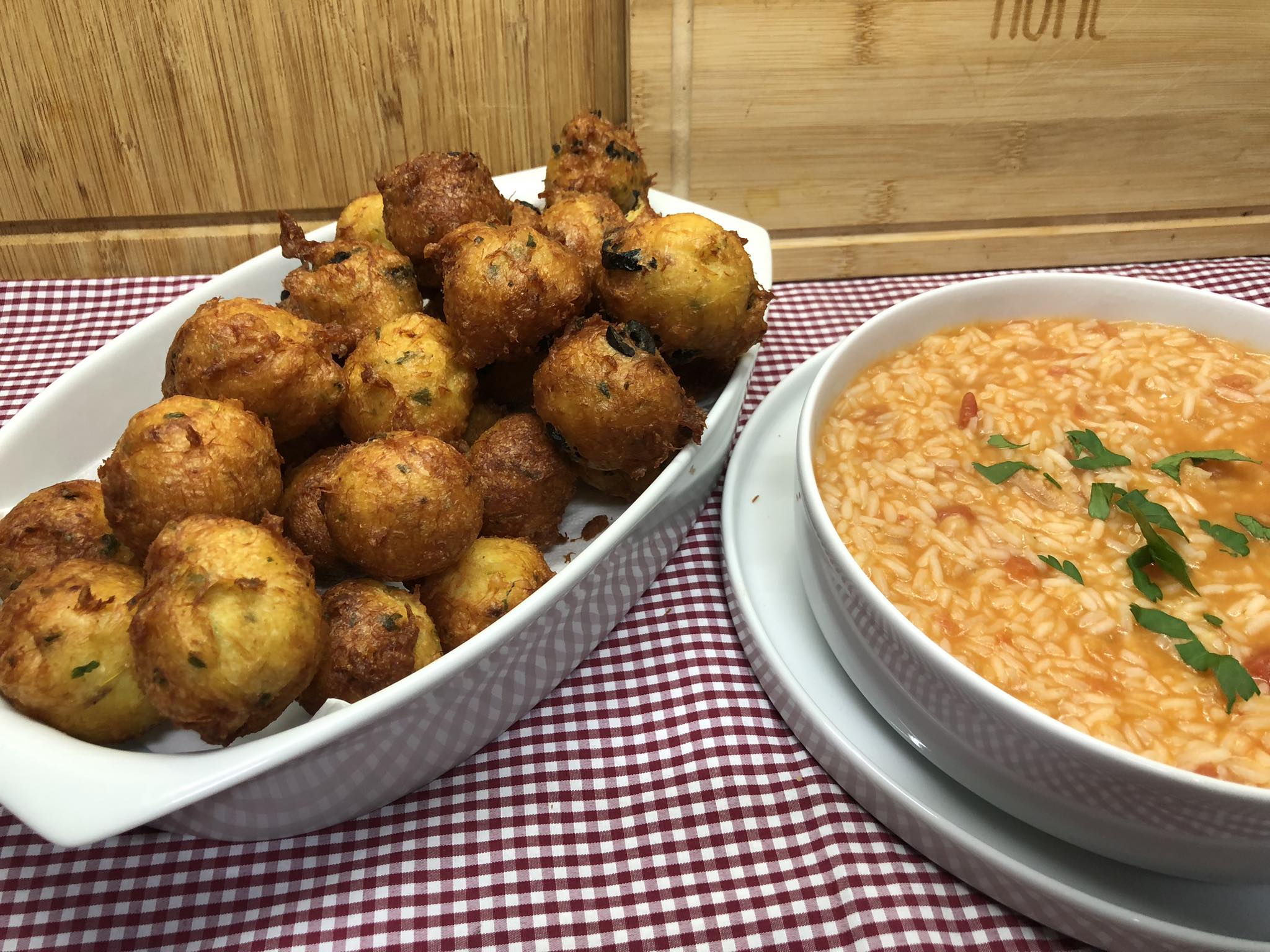 Sonhos de bacalhau com arroz de tomate.