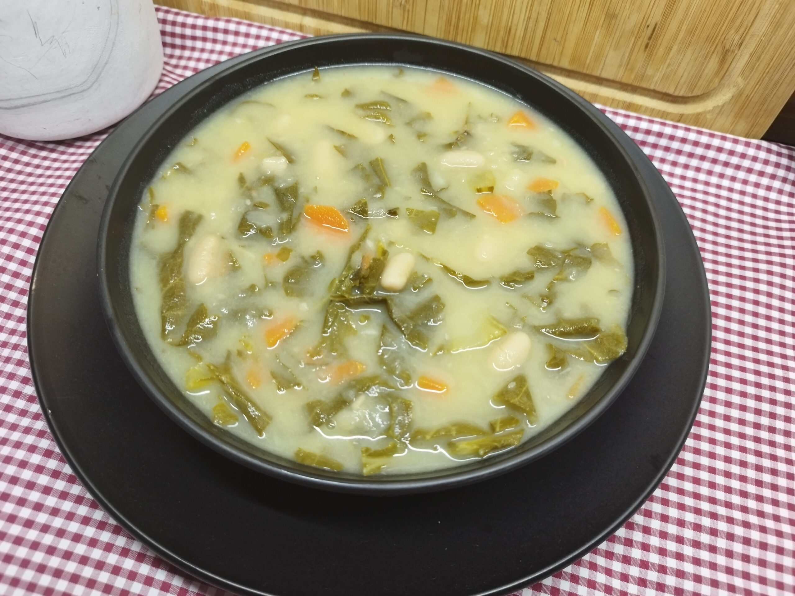 Sopa de couve e feijão branco.