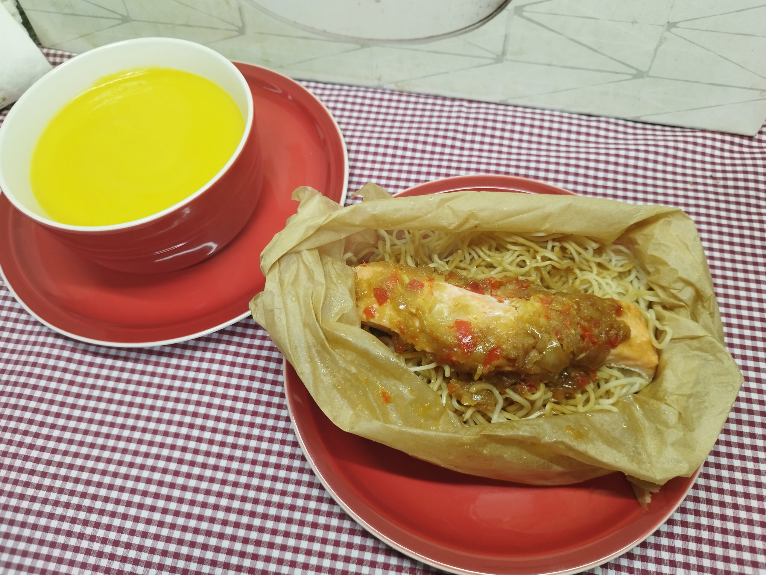 Papelotes de salmão com noodles e creme de alho-francês. Cozinha em pirâmide 3 em 1 – Receita M