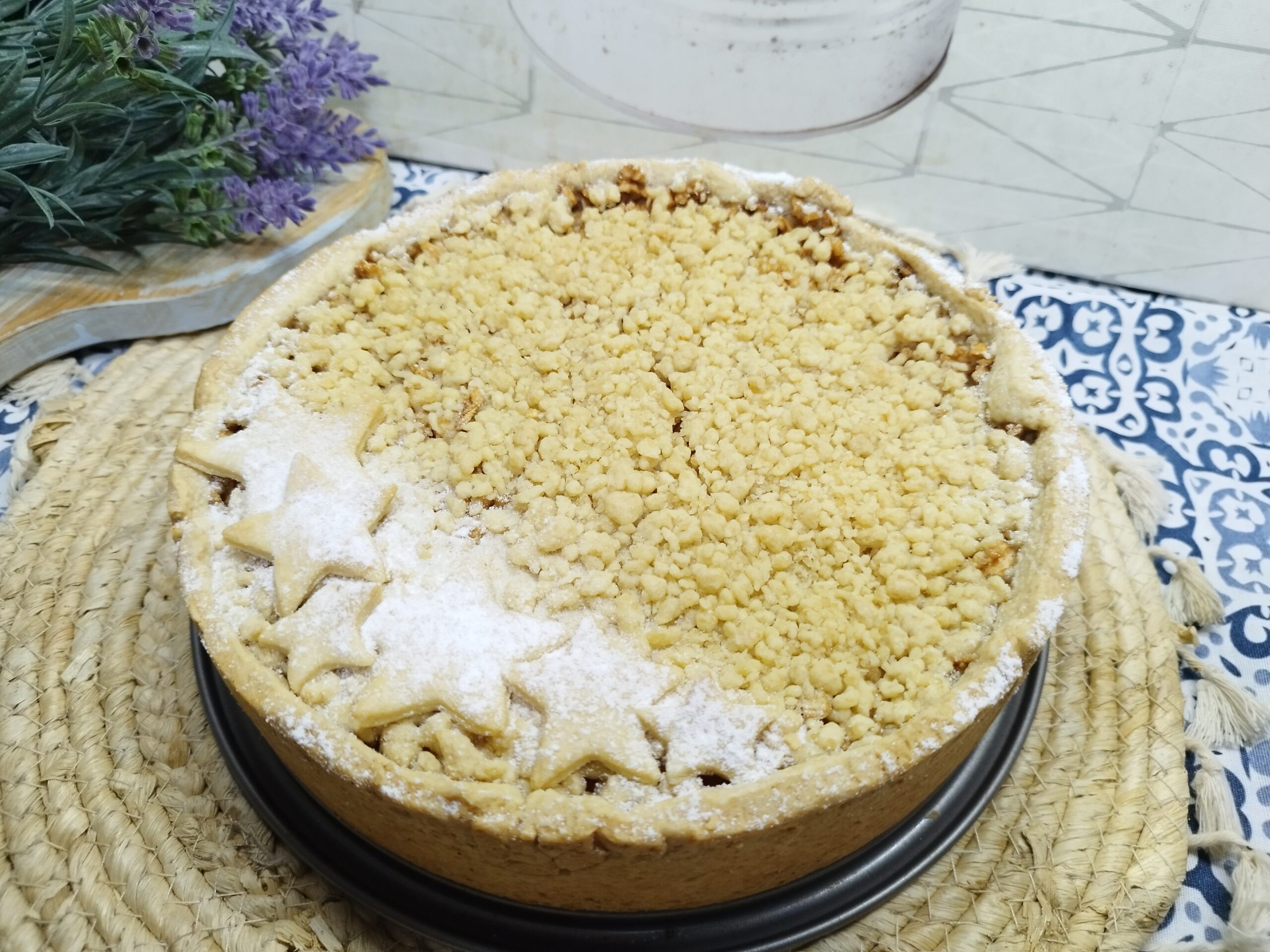 Tarte de maçã, creme e crumble.