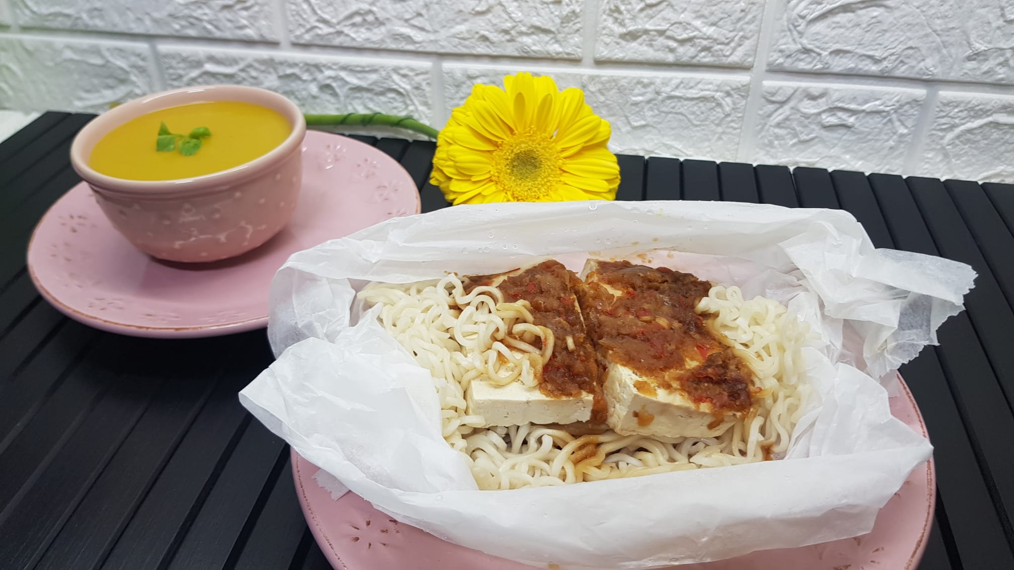 Papelotes de tofu com noodles e creme de alho-francês. Cozinha em pirâmide 3 em 1