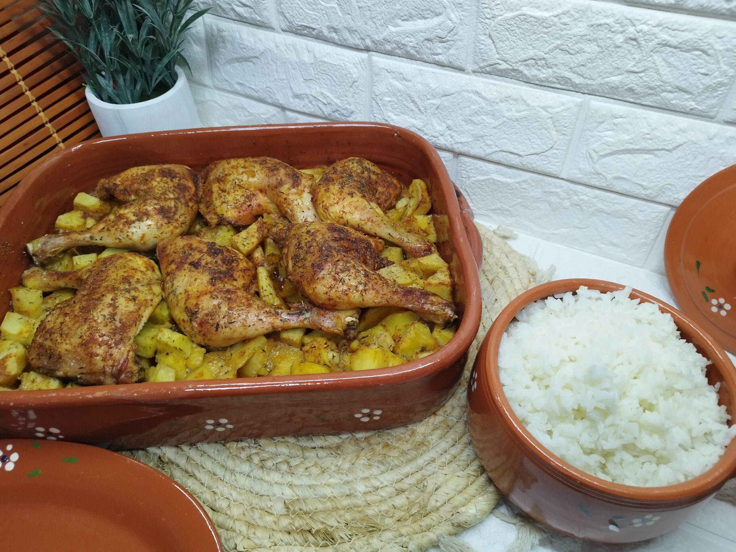 Pernas de Frango assado no forno com batatas e arroz